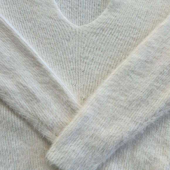 Forever 21 Relaxed Fit Soft and Cozy V Neck Sweater EUC - Picture 2 of 11